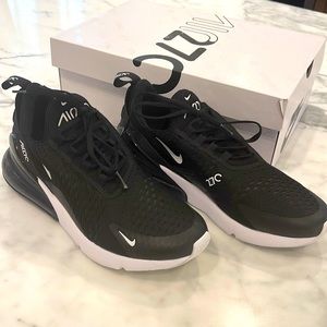 Nike Air 270 Black w/white soles Womens 10/ Mens 8.5